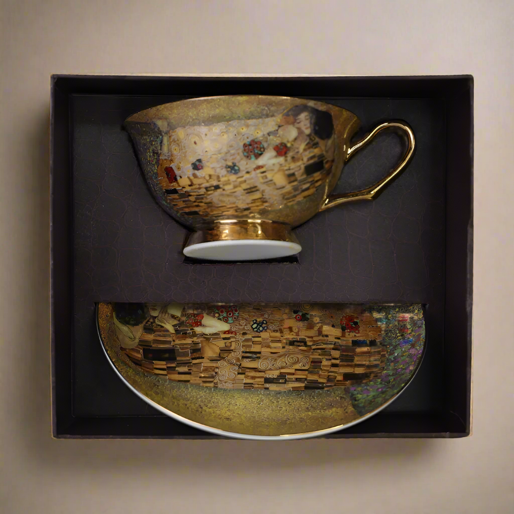 Cana din Portelan cu Farfurie Gustav Klimt cu Insertie de Aur, in Cutie Maronie, cu imprimeu The Kiss