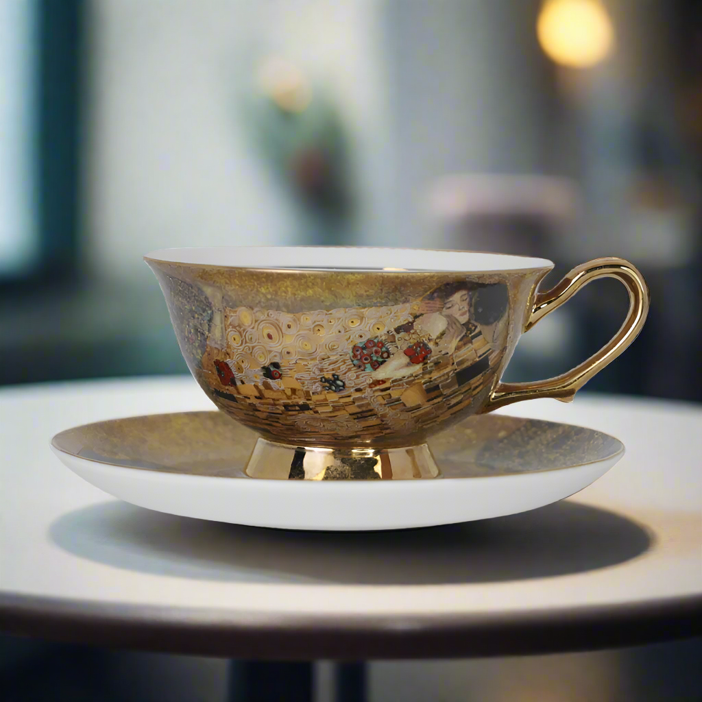 Cana din Portelan cu Farfurie Gustav Klimt cu Insertie de Aur, in Cutie Maronie, cu imprimeu The Kiss