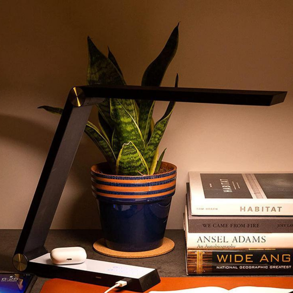 Lampa LED de Birou, Incarcare Wireless Smartphone, Panou Touch cu 5 Nivele de Selectare a Luminii si 2 Porturi USB