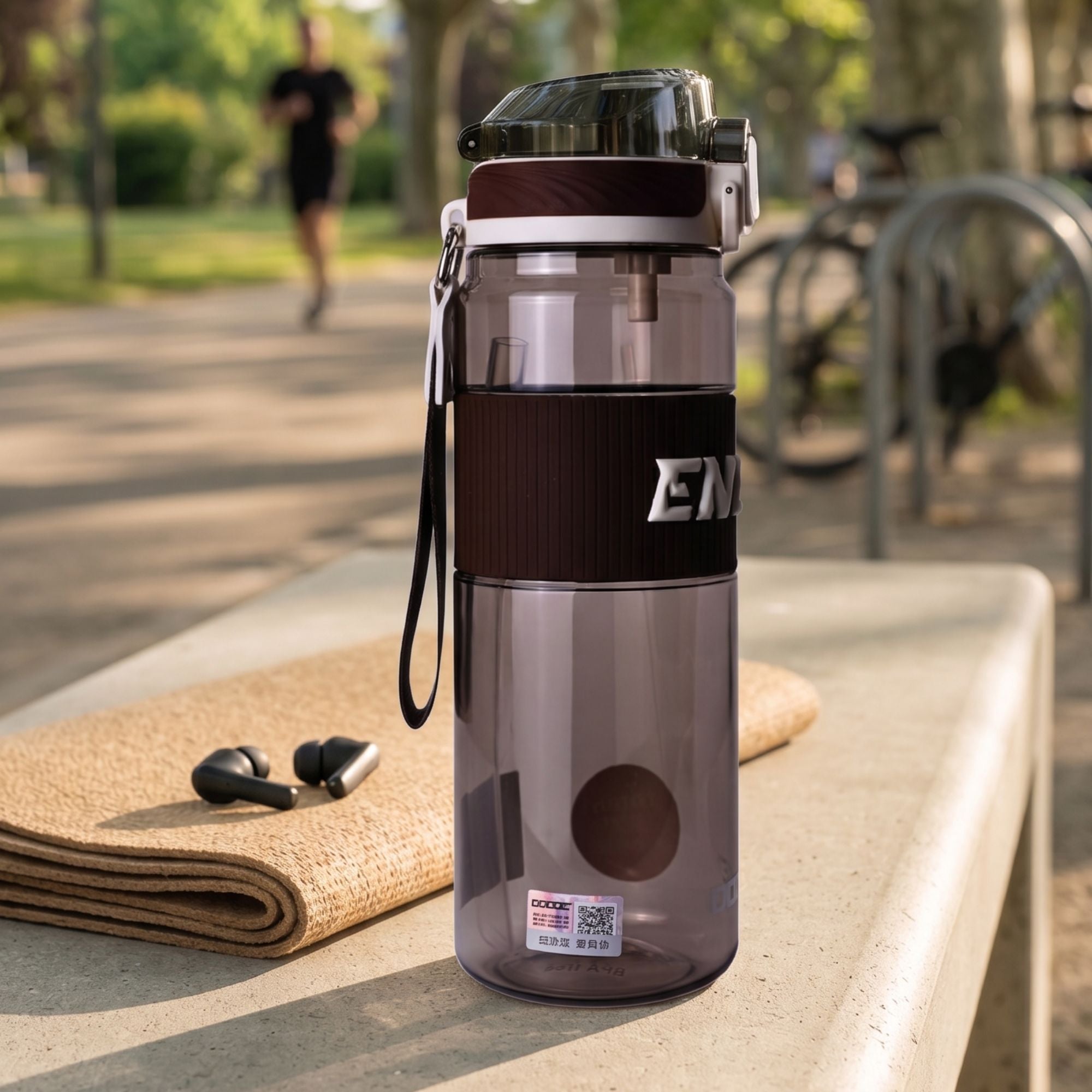 Sticla sport cu pai și capac flip-top, design modern, ergonomic, sistem anti-scurgere, 870ml, maro