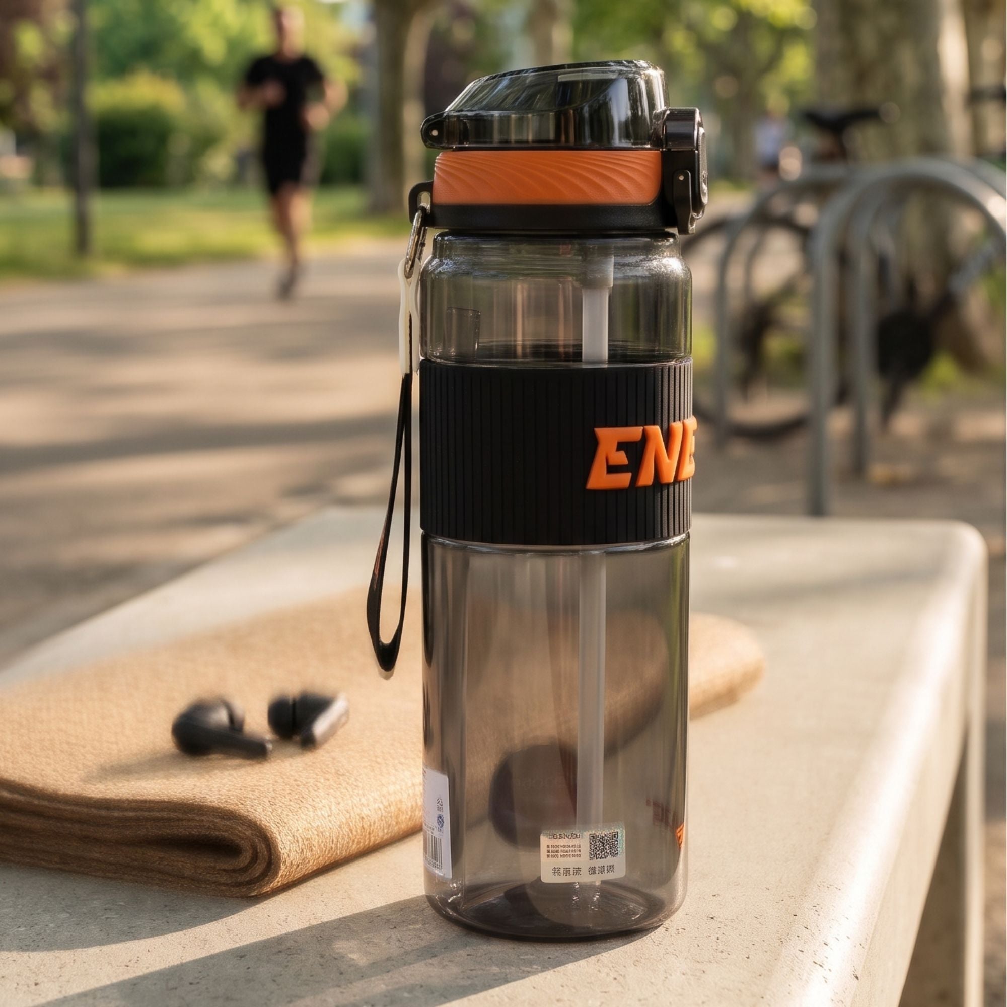 Sticla sport cu pai și capac flip-top, design modern, ergonomic, sistem anti-scurgere, 870ml, negru